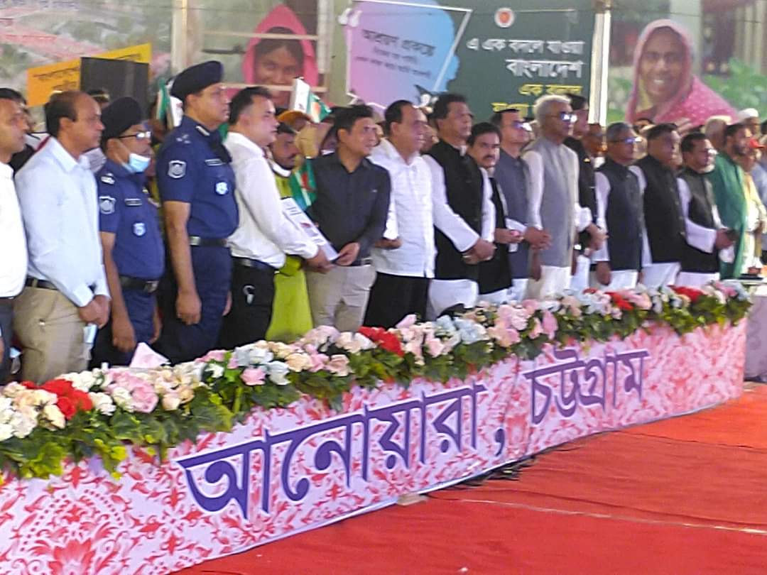 প্রধানমন্ত্রীর ঈদ উপহার হিসেবে ভূমিহীন ও গৃহহীনদের মাঝে জমি ও গৃহ হস্তান্তর   