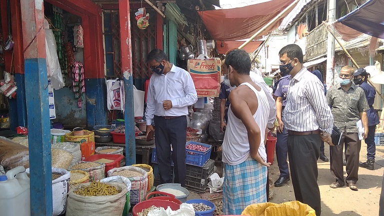 রাঙ্গামাটিতে দ্রব্যমূল্যের ঊর্ধ্বগতি ঠেকাতে ভ্রাম্যমান আদালতের অভিযান