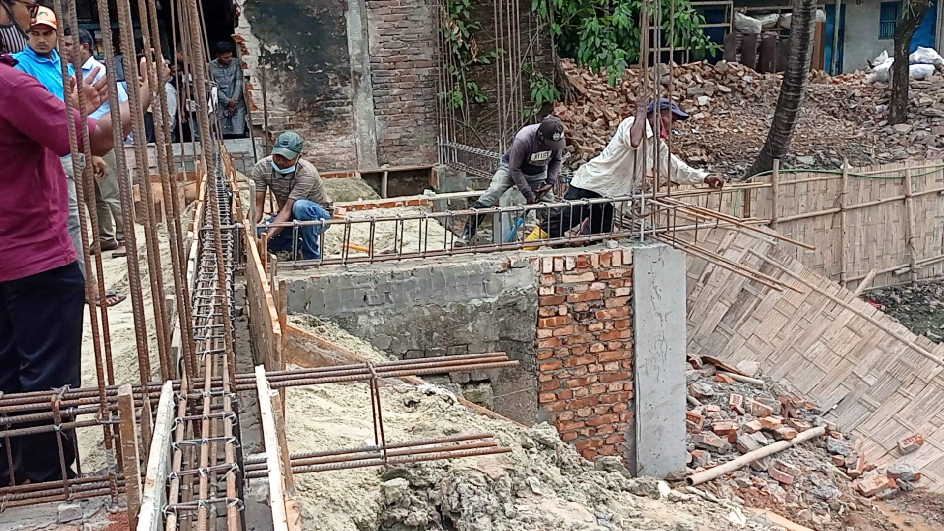 হাটহাজারীতে নকশা বর্হির্ভূত স্থাপনা উচ্ছেদ,জরিমানা