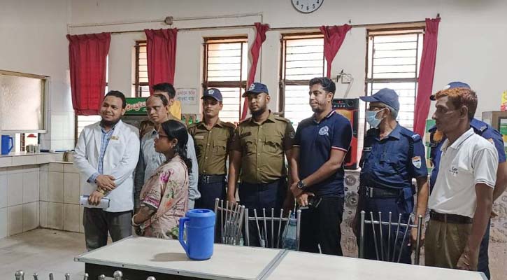 রেলস্টেশনে বাসি খাবার বিক্রি,৫ হাজার টাকা জরিমানা