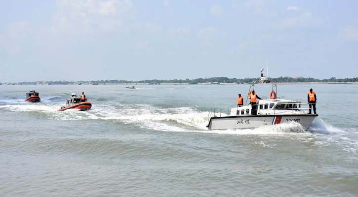 বঙ্গোপসাগরে মাছ ধরা বন্ধে কোস্ট গার্ডের অভিযান শুরু