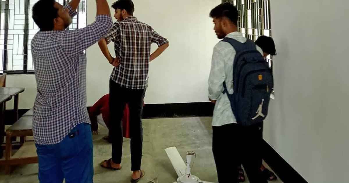 ক্লাস চলাকালে খুলে পড়লো সিলিং ফ্যান