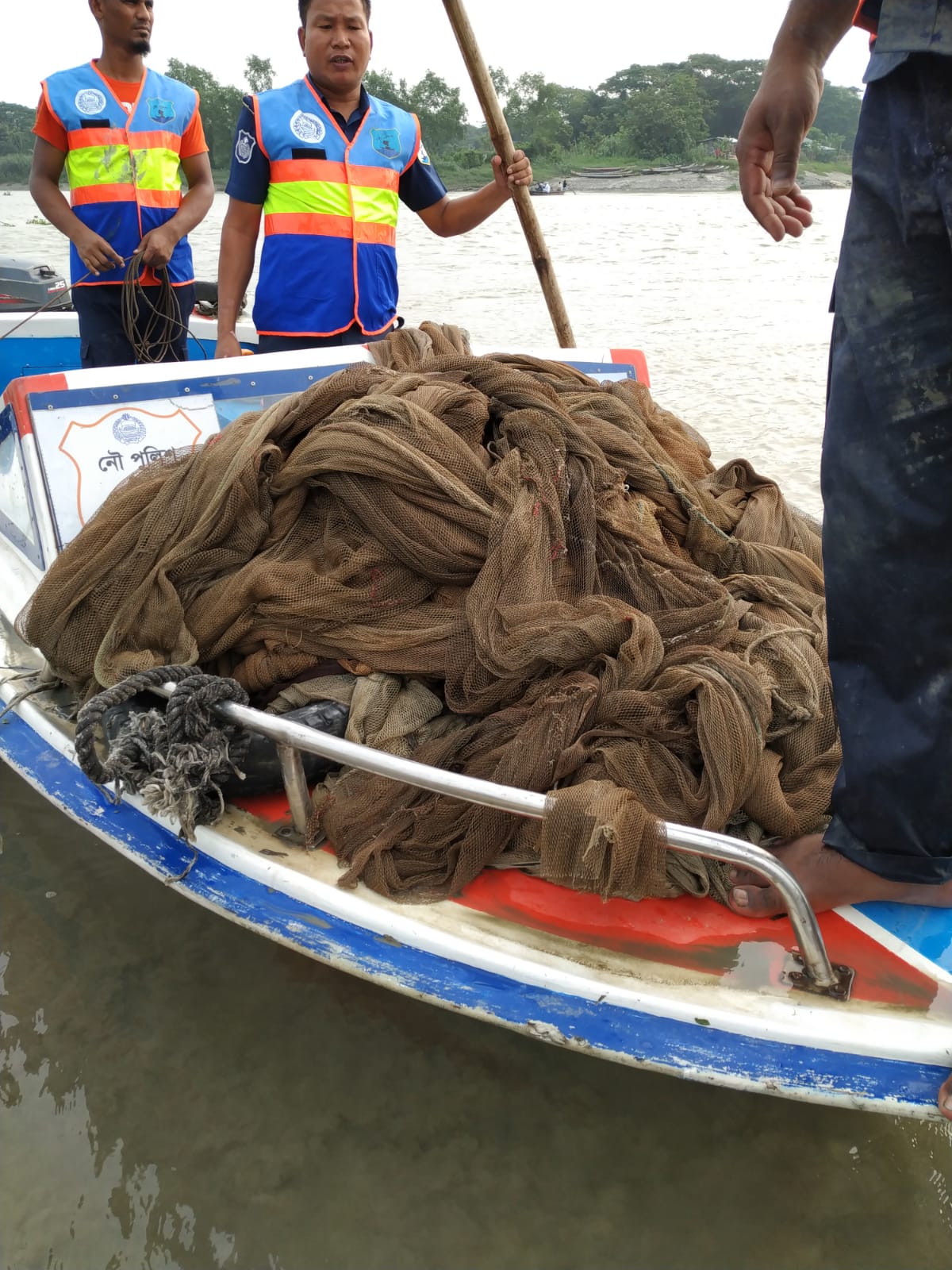 হালদায় অভিযানে ৩ হাজার চিংড়ি রেণু ও সরঞ্জাম জব্দ