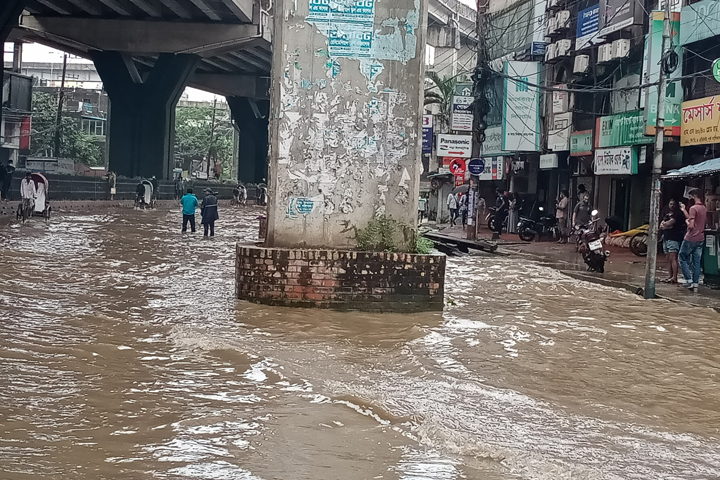 নগরে অল্প বৃষ্টিতেই হাঁটু পানি