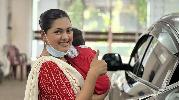 মেয়েকে কোলে নিয়ে কাজে ফিরলেন তিশা