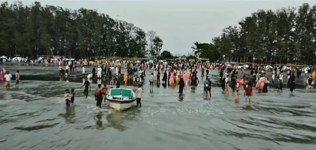 আনোয়ারা পারকী সমুদ্র সৈকতে পর্যটকের ঢল