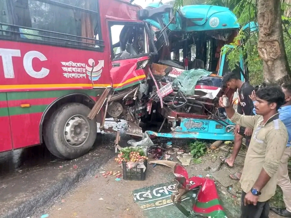রাঙ্গুনিয়ায় দুই বাসের মুখোমুখি সংঘর্ষে আহত ১৫