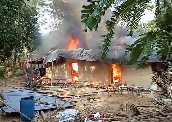 রাঙ্গুনিয়ায় আগুনে দুই বিধবা নারীর ঘর পুড়ে চাই!