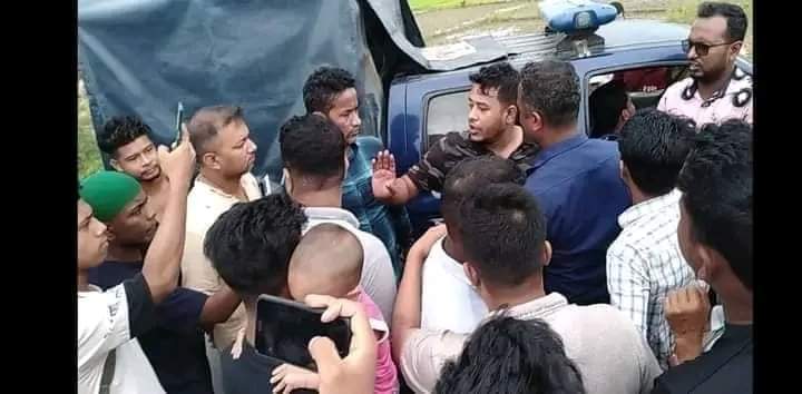 ফটিকছড়িতে পুলিশের গাড়ি আটকিয়ে ছাত্রলীগের প্রতিবাদ