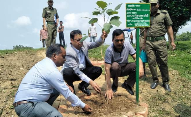 মীরসরাইয়ের মহামায়া ইকো পার্ক পরিদর্শনে অতিরিক্ত সচিব