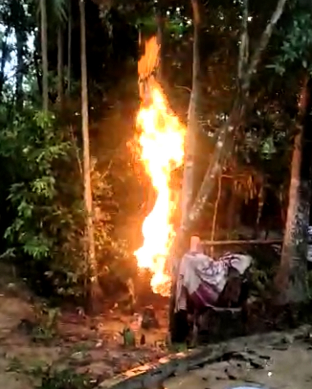 রাউজানে বজ্রপাতে গ্যাস রাইজারে আগুন