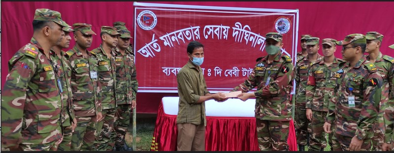 দীঘিনালায় সেনাবাহিনীর উদ্যোগে অসহায় পরিবারের মাঝে নগদ অর্থ সহায়তা প্রদান 