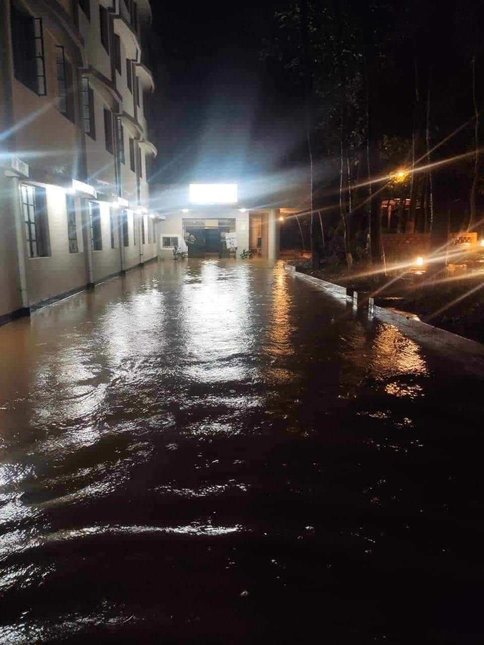 রাউজানে ভারী ভর্ষণে ৩ কাঁচা মাটির বসতঘর ধসে পড়েছে