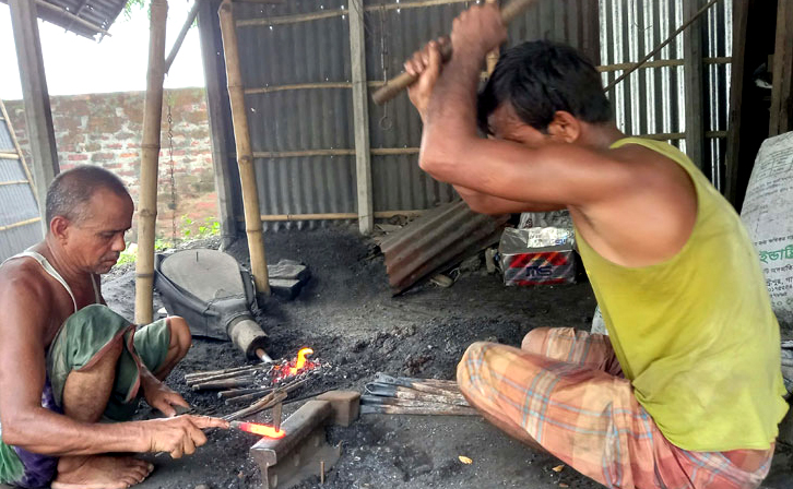 ঈদুল আযহা উপলক্ষে মিরসরাইয়ের কামারপাড়ায় ব্যস্ততা