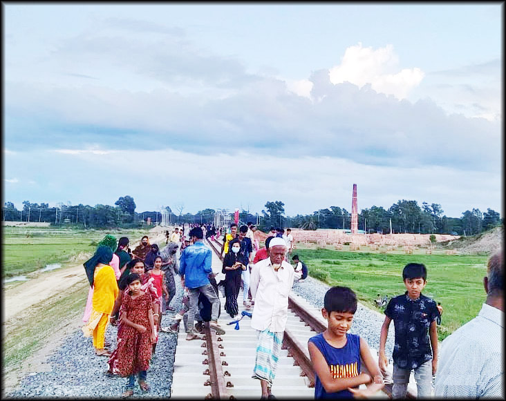 নিমার্ণাধীন চট্টগ্রাম-কক্সবাজার রেললাইনে দর্শনার্থীদের উপচে পড়া ভীড়
