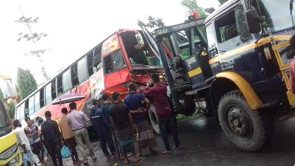 চকরিয়ায় শ্যামলীবাস ও ডাম্পার মুখোমুখি সংঘর্ষে আহত ২