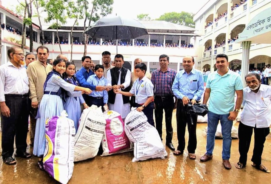 শিক্ষার্থীদের কাছ থেকে চারশত বস্তা আবর্জনা সংগ্রহ করেছে রাউজান পৌরসভা