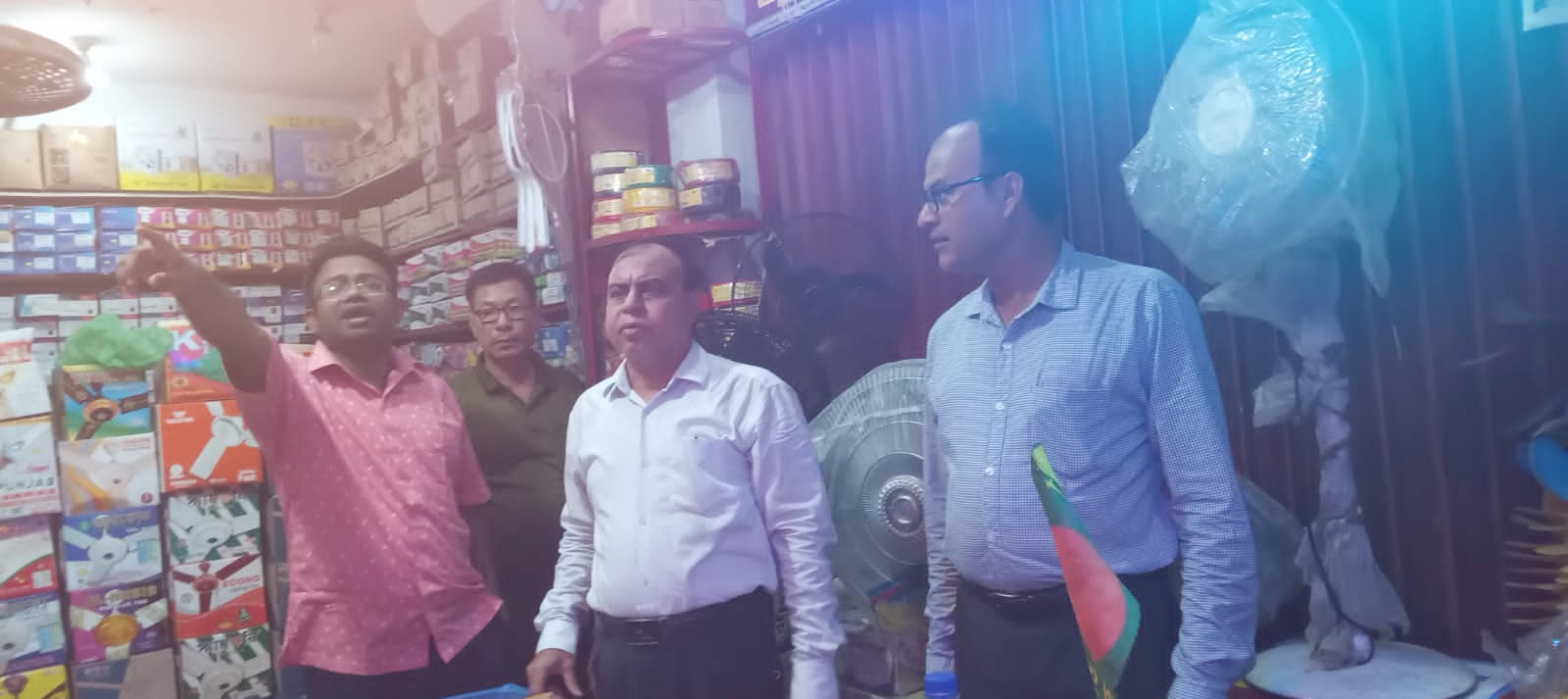 বিদ্যুৎ সাশ্রয়ে বাঁশখালীতে ৮ দোকানিকে জরিমানা