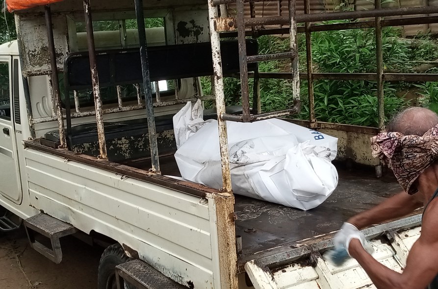 পাঁচদিন পর পরিত্যক্ত ঘরে মিললো  অর্ধগলিত লাশ!
