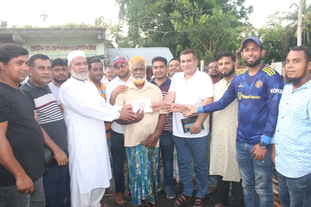 অগ্নিকাণ্ডে ক্ষতিগ্রস্তদের রাঙ্গুনিয়া প্রবাসী কর্ণফুলী ক্রীড়া পরিষদের সহায়তা 