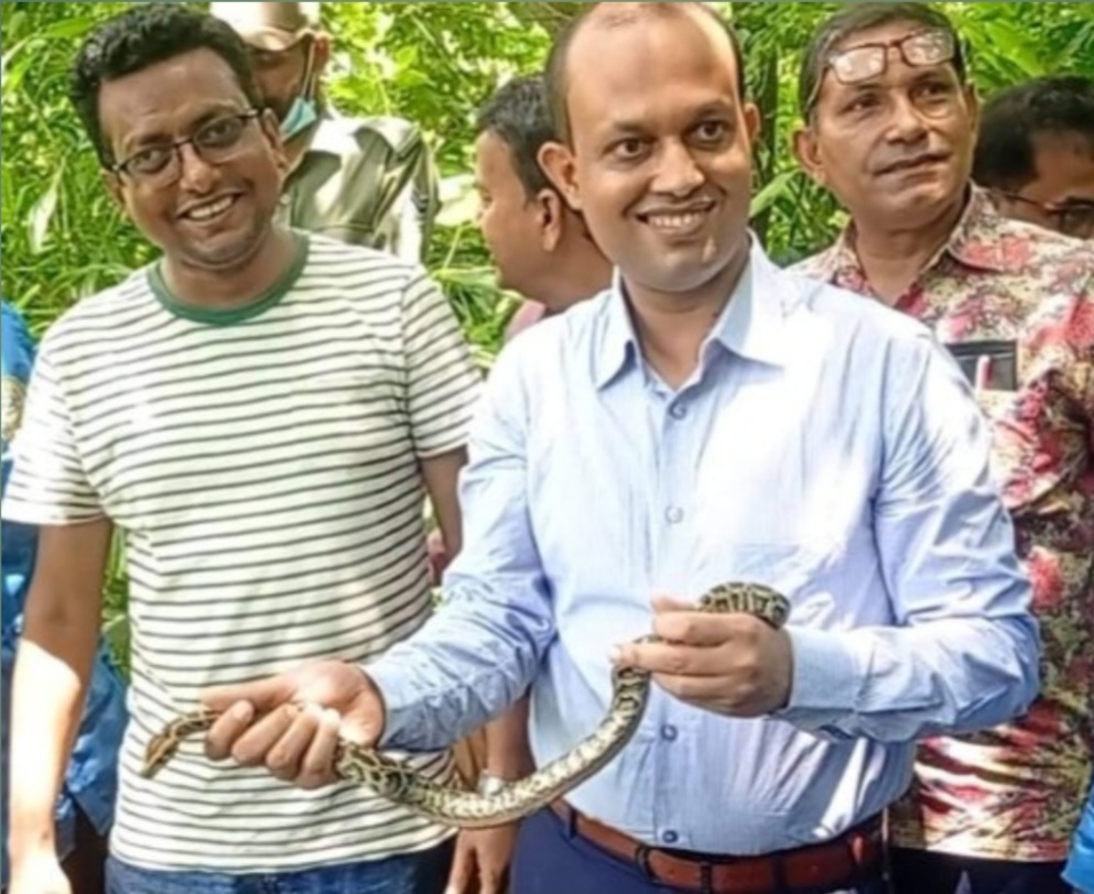সীতাকুণ্ড ইকোপার্কে অজগরের বাচ্চা অবমুক্ত