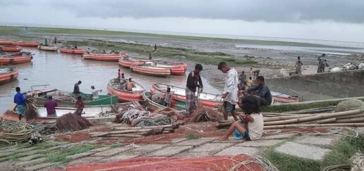ভরা মৌসুমেও সীতাকুন্ডের সন্ধীপ চ্যানেলে ইলিশের অকাল
