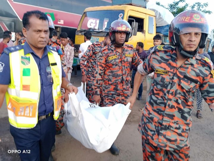 মীরসরাইয়ে ট্রাকের পেছনে বাসের ধাক্কা,বাসের চালক নিহত