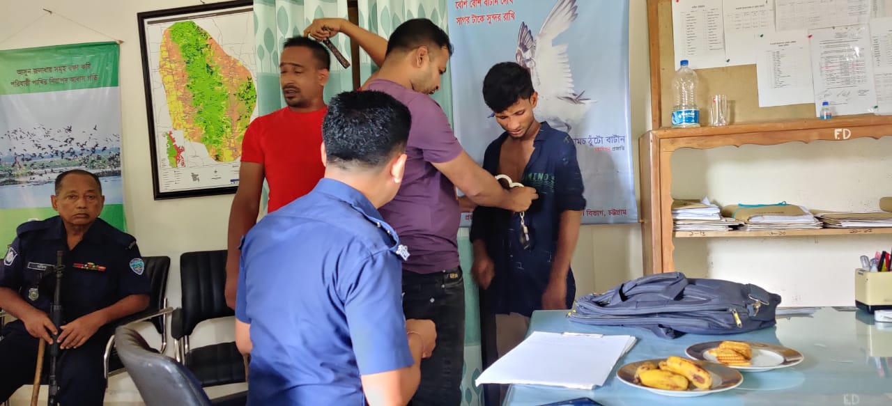  বাঁশখালী ইকোপার্কে দর্শনার্থীকে ছিনতাইয়ের অভিযোগে আটক ১