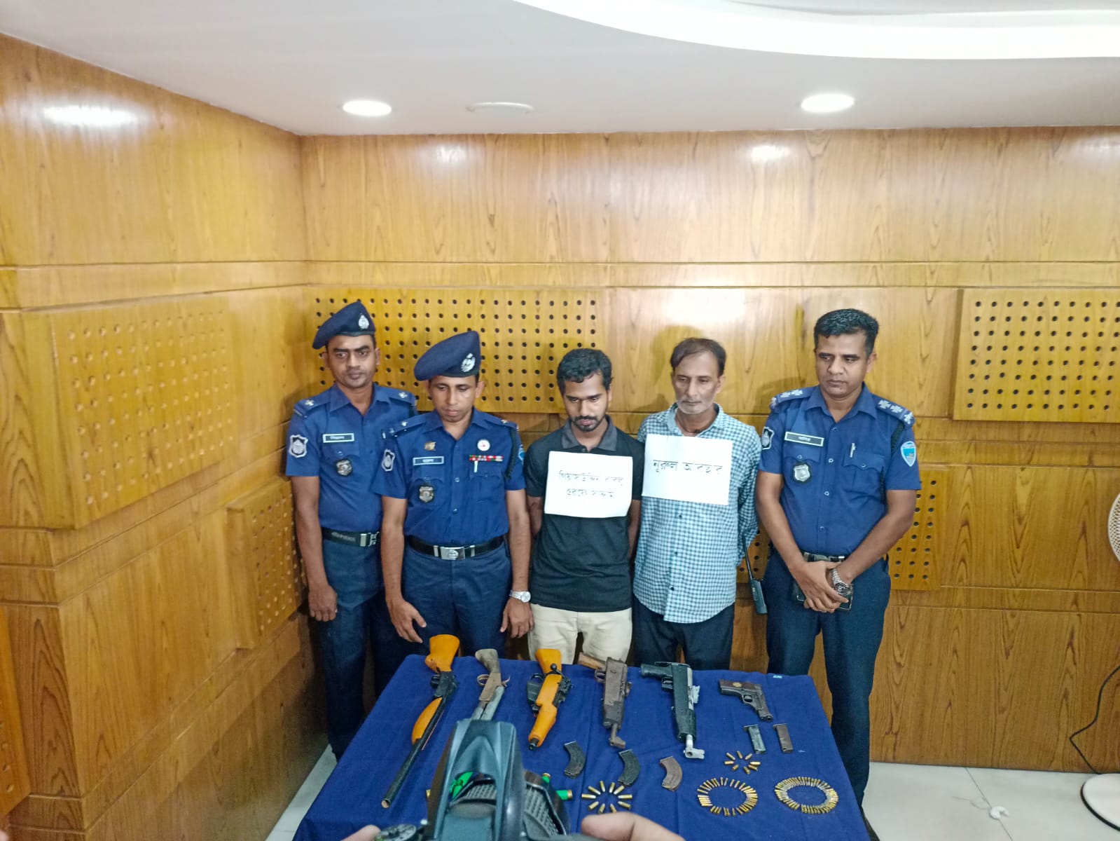 রাউজানে দেশি-বিদেশী ৬টিঅস্ত্র ও ১১৩ রাউন্ড বুলেটসহ তিন সন্ত্রাসীকে গ্রেপ্তার  