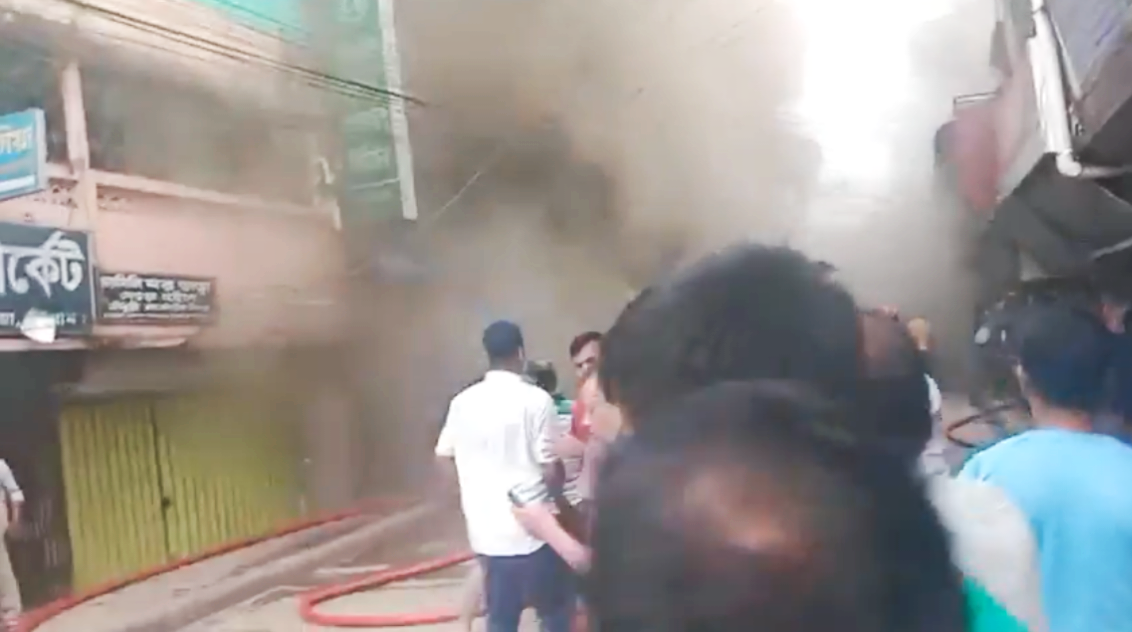 পটিয়ায় ওয়ালটন ফ্রিজের শোরুমে ভয়াবহ আগুন