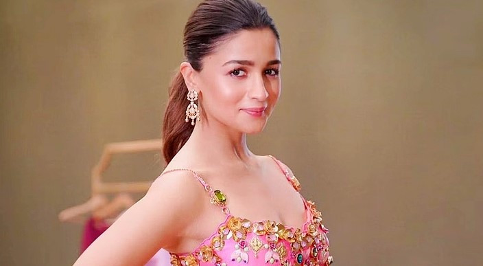 হলিউডে কাজ করে মুগ্ধ আলিয়া ভাট
