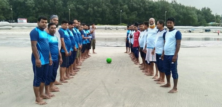 কক্সবাজার সমুদ্র সৈকতে ফুটবল খেলা নিষিদ্ধ করল ট্যুরিস্ট পুলিশ