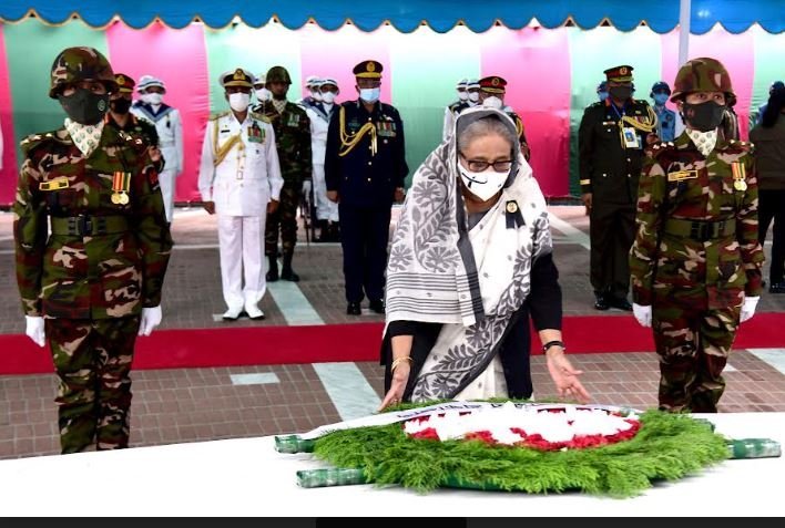 টুঙ্গিপাড়ায় জাতির পিতার সমাধিতে প্রধানমন্ত্রীর শ্রদ্ধা নিবেদন 
