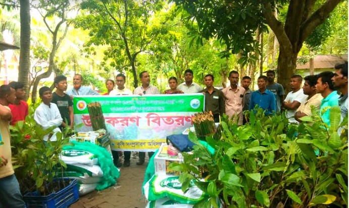লামায় কাজুবাদাম,কফি চারাসহ ও অন্যান্য উপকরণ বিতরণ