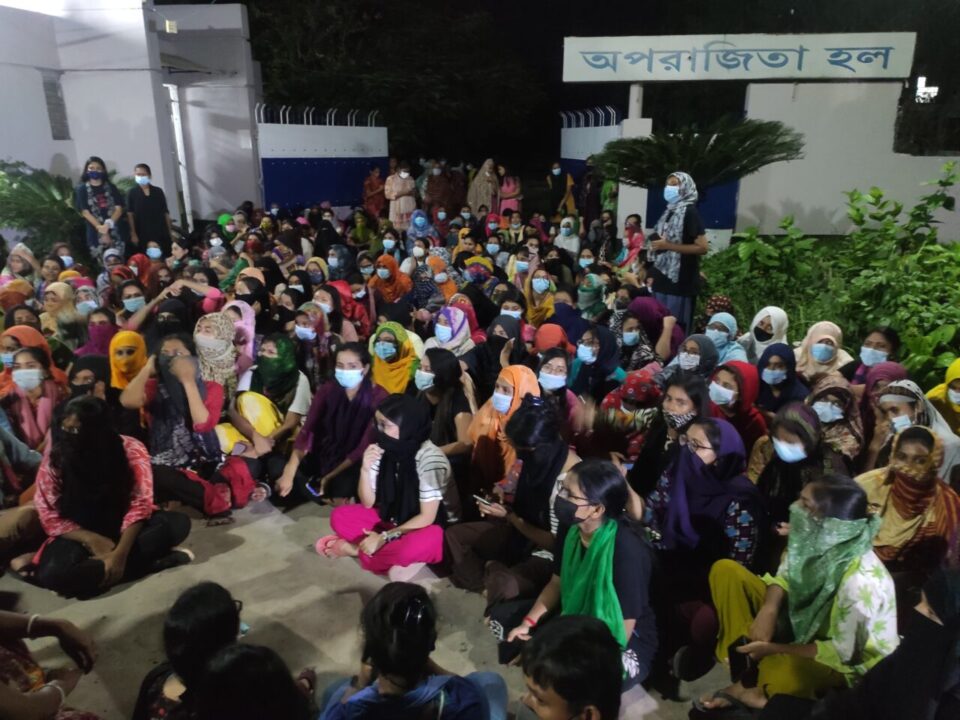 প্রতিবাদে খুলনা বিশ্ববিদ্যালয়ের অপরাজিতা হলের শিক্ষার্থীরা 