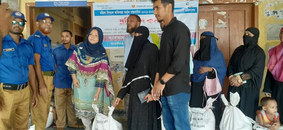 চন্দনাইশে দুস্থ নারীদের মধ্যে ভিজিডির চাল বিতরণ