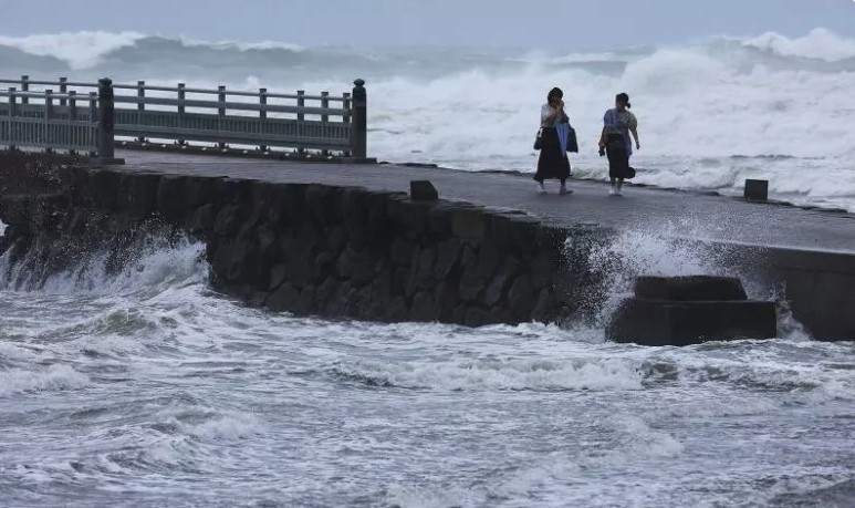   টাইফুন 'নানমাদল' র কবলে জাপান ॥ আশ্রয় কেন্দ্রে হাজার হাজার লোক