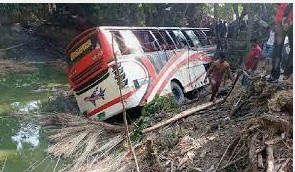 নিয়ন্ত্রণ হারিয়ে গাছের সঙ্গে বাসের ধাক্কা, নিহত ১
