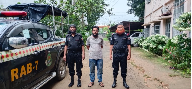 র‍্যাবের অভিযানে ১ কোটি  টাকার ভারতীয়  শাড়িসহ ১ চোরাকারবারী আটক 