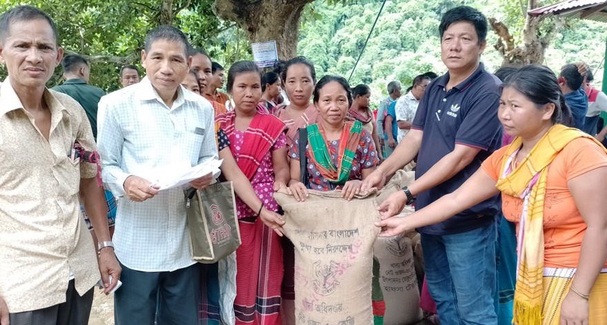রাঙামাটিতে দুঃস্থ নারীদের মাঝে ভিজিডির চাল বিতরণ 
