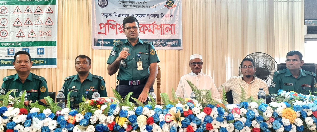 ট্রাফিক সাইন ও আইন মেনে গাড়ি চালালে দুর্ঘটনা হ্রাস পাবে : উপ-পুলিশ কমিশনার