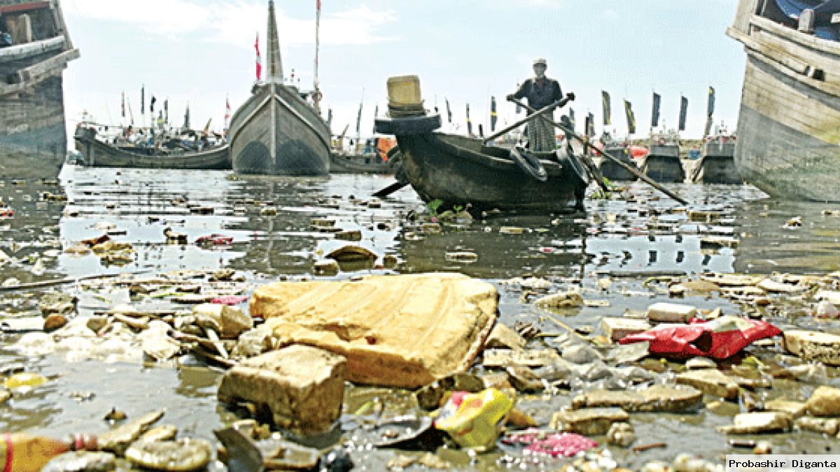 ভয়াবহ দূষণে কর্ণফুলী নদী