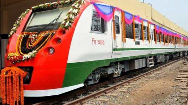 চট্টগ্রাম-দোহাজারি রুটে ট্রেন বন্ধে ভোগান্তিতে মানুষ