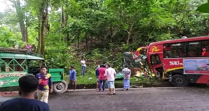 রাঙ্গুনিয়ায় বাস ও চাঁদের গাড়ি মুখোমুখী সংঘর্ষ, হেলপারের মৃত্যু