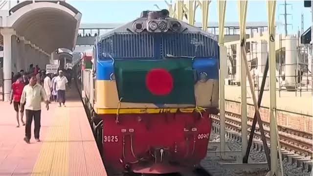 কক্সবাজারে ট্রেন চলাচল শুরু, স্বস্তি ফিরেছে যাত্রীদের