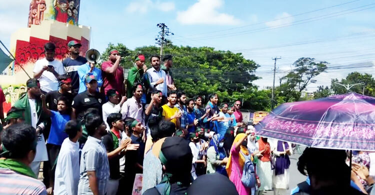 চট্টগ্রামে সড়কে অবস্থান নিয়েছে শিক্ষার্থীরা