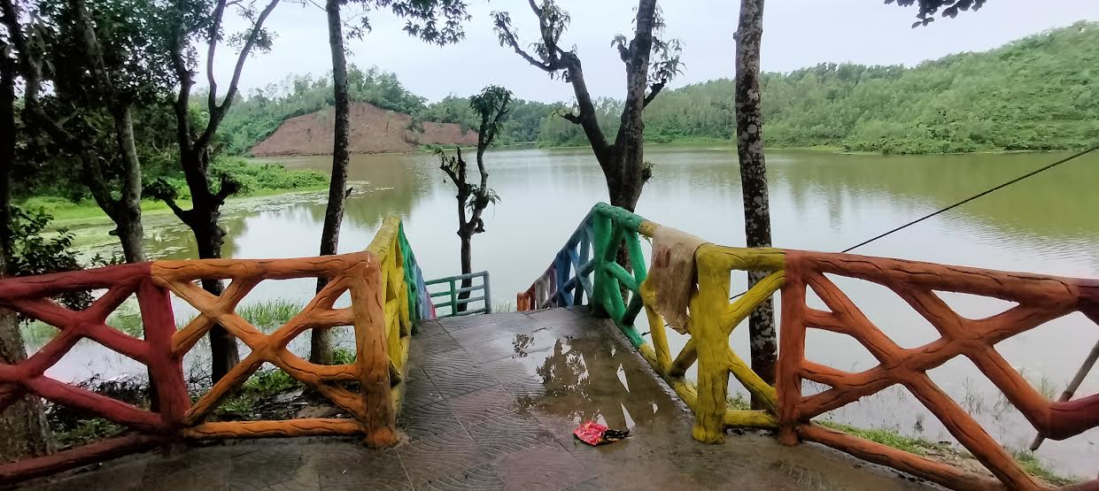 বান্দরবানের প্রান্তিক লেক মুগ্ধতা ছড়াচ্ছে অ্যাডভেঞ্চার ট্রি-টপ ও জিপ-লাইন ট্রলি