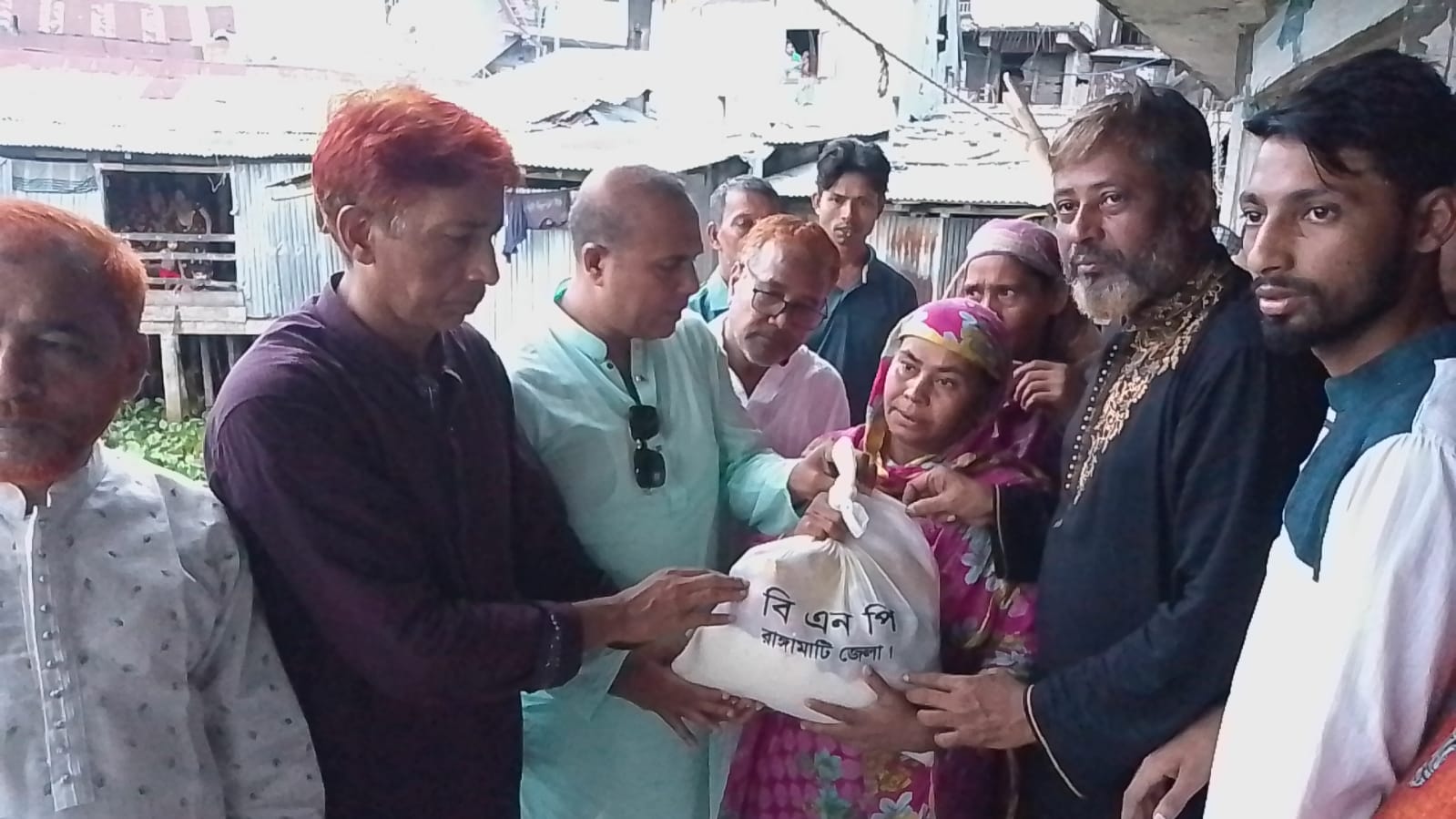 রাঙামাটিতে জলবন্দি ৫শ পরিবারকে তারেক  রহমানের ত্রান উপহার