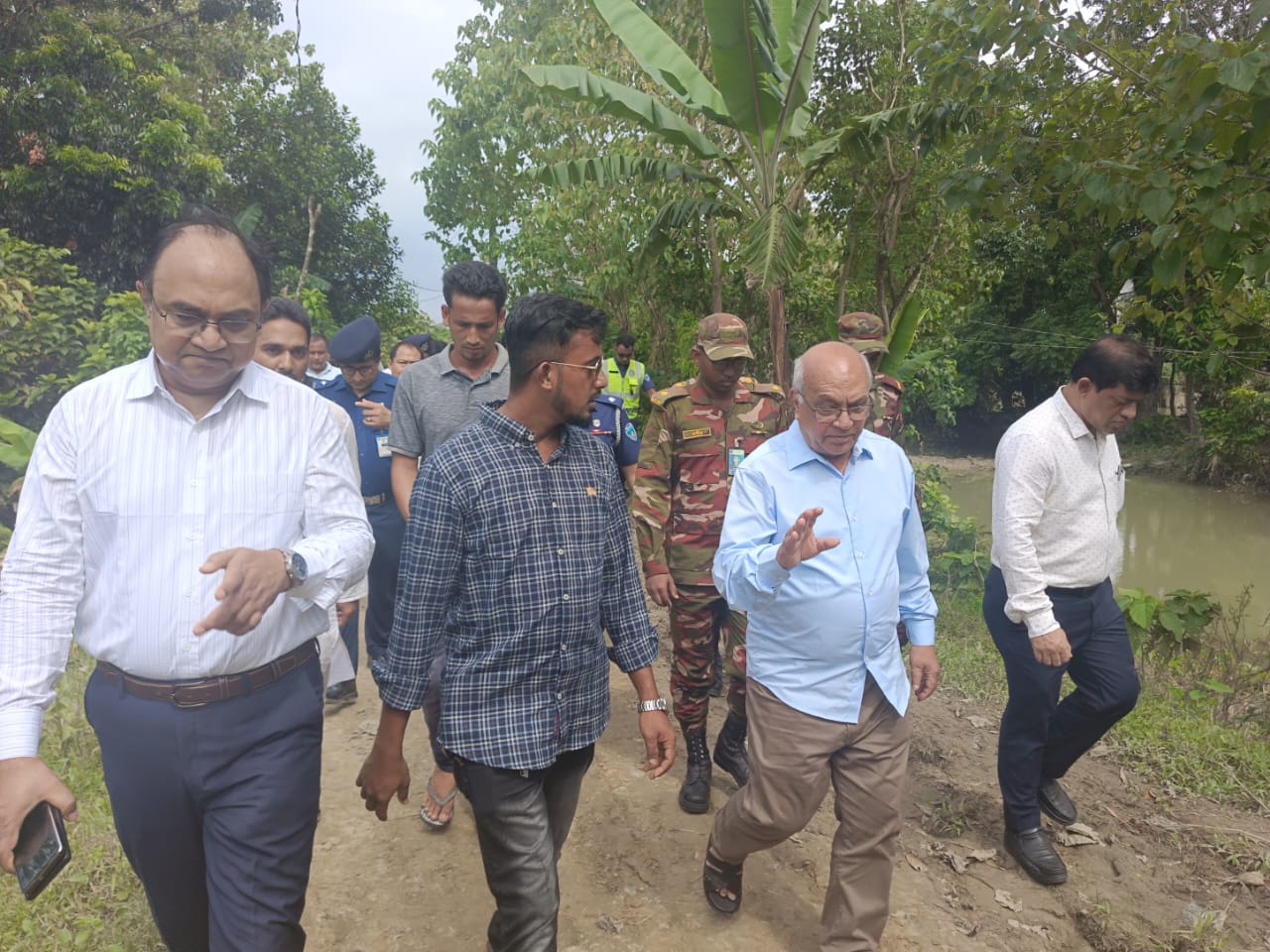 ফটিকছড়ির বন্যা দূর্গত এলাকা পরিদর্শনে উপদেষ্টা ফারুক ই আজম
