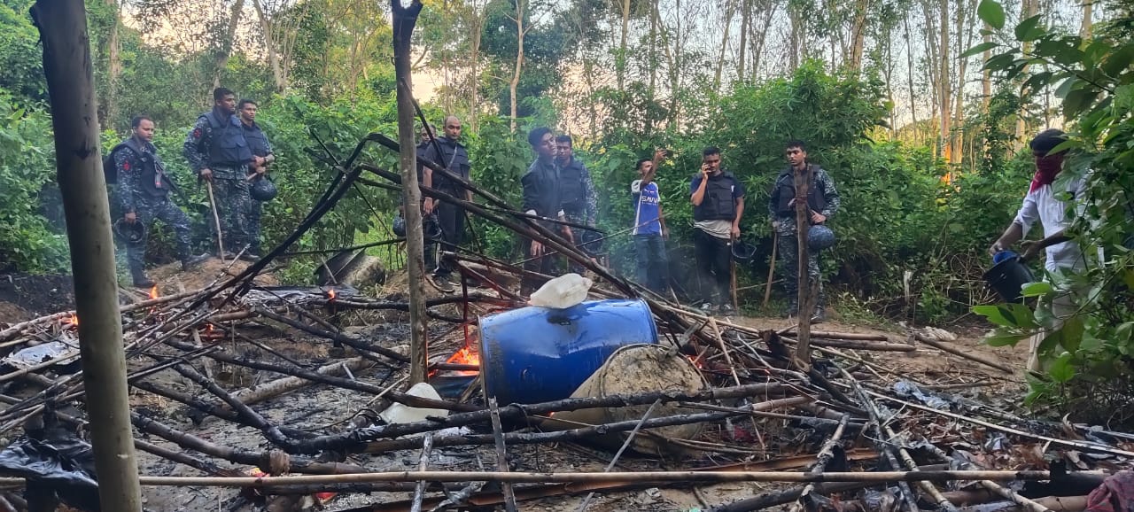 মহেশখালীতে দেশীয় মদ তৈরির আস্তানা ধ্বংস করল নৌবাহিনী